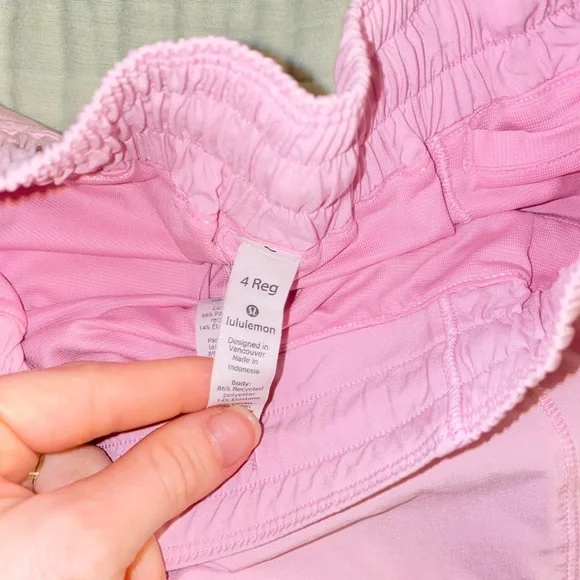 Lululemon Hotty Hot shorts 2.5”. Light pink size 4 - Picture 2 of 4